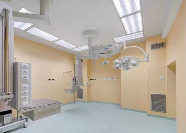 Akustyczne płyty sufitowe Rockfon z linii higienicznej MediCare Block